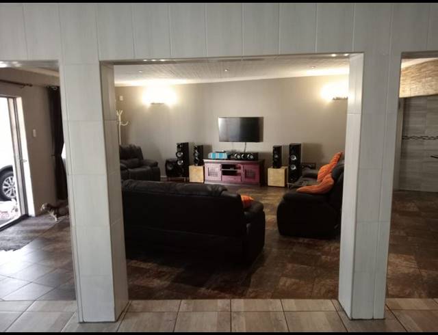 4 BEDROOM HOUSE FOR SALE IN VAN DYK PARK